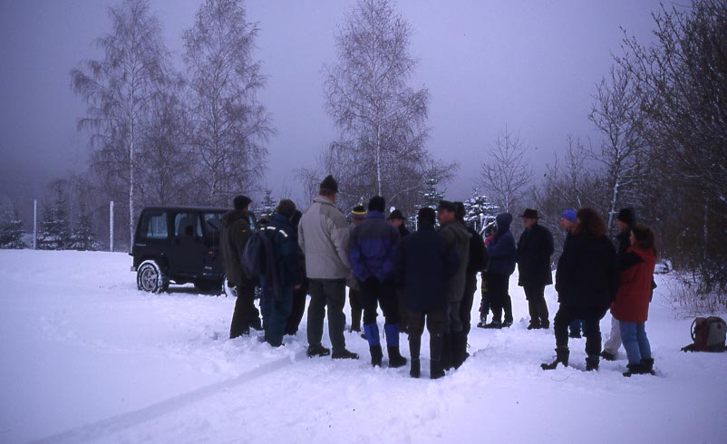 Eine Menschenmenge diskutiert zum Thema Luchs im Winter.