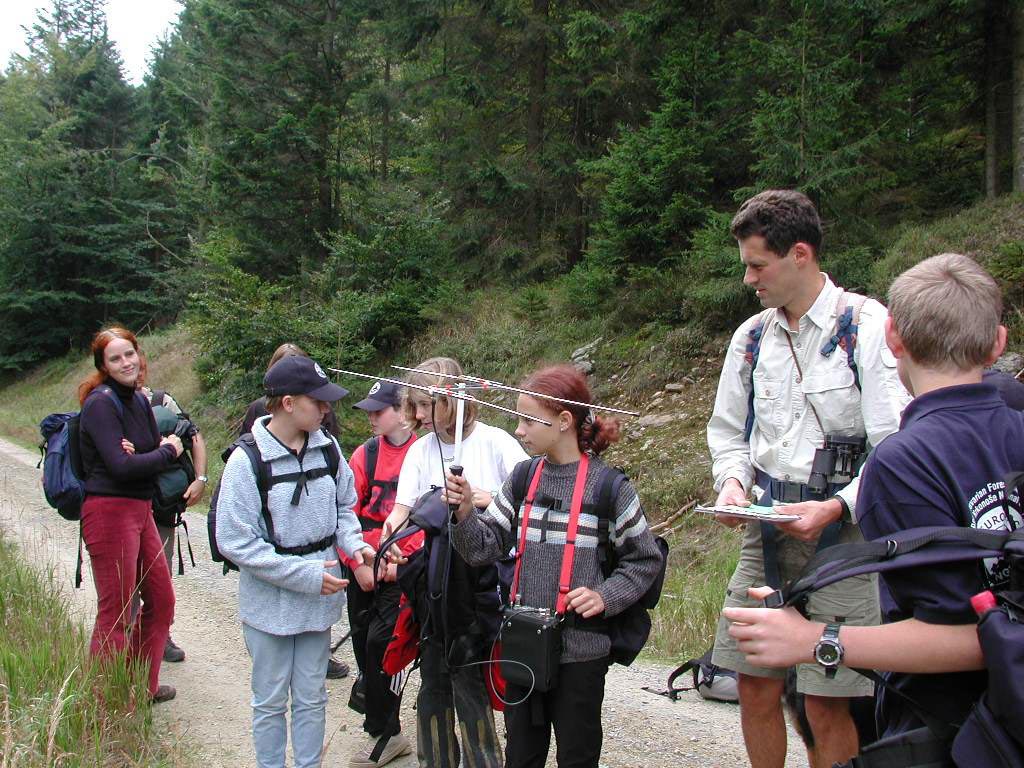 Eine Gruppe Kinder erf&auml;hrt, wie die Telemetrie funktioniert.